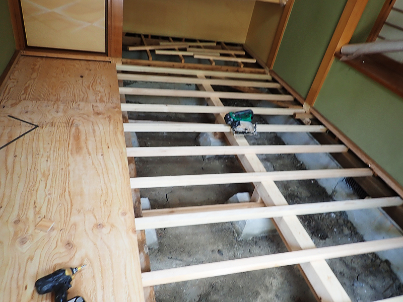 床板を元に戻す作業中 プレビュー